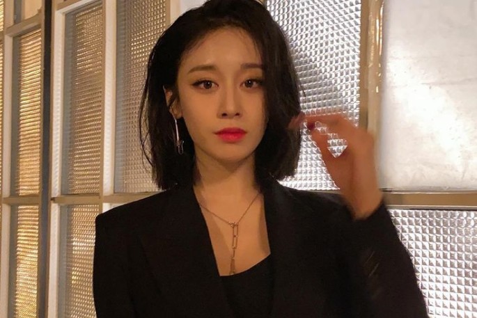 지연, 올블랙 시크 입고 꽃미모 발산 [리포트:컷]
