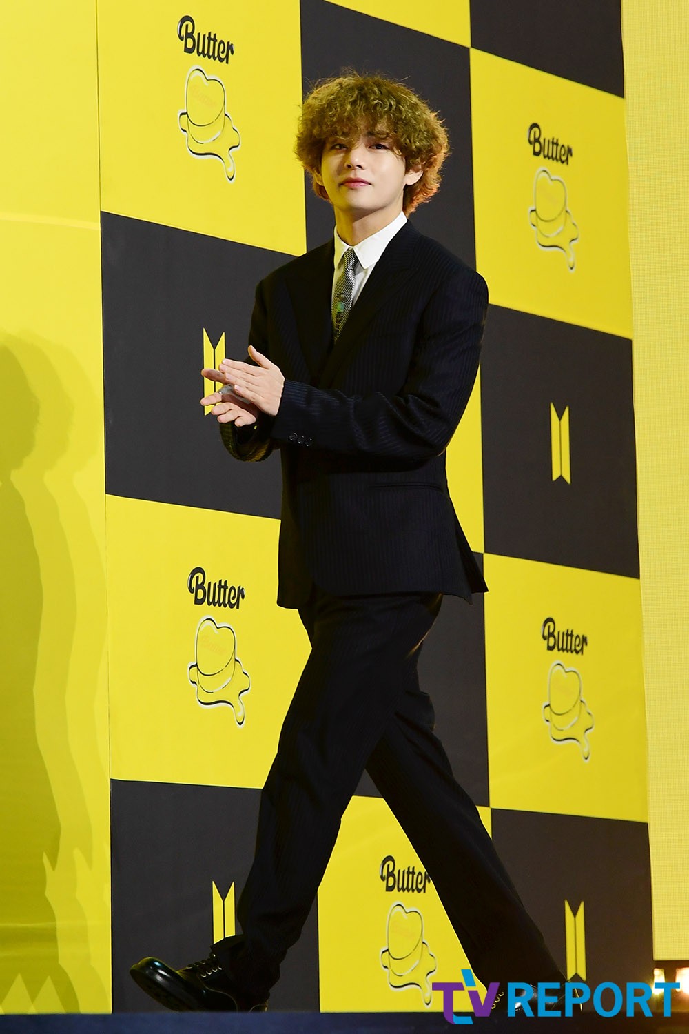 [T포토] 뷔 박수치며 입장