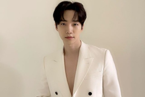 2PM 준호, 화이트 재킷 입고 뽐낸 치명미 시크X섹시 [리포트:컷]