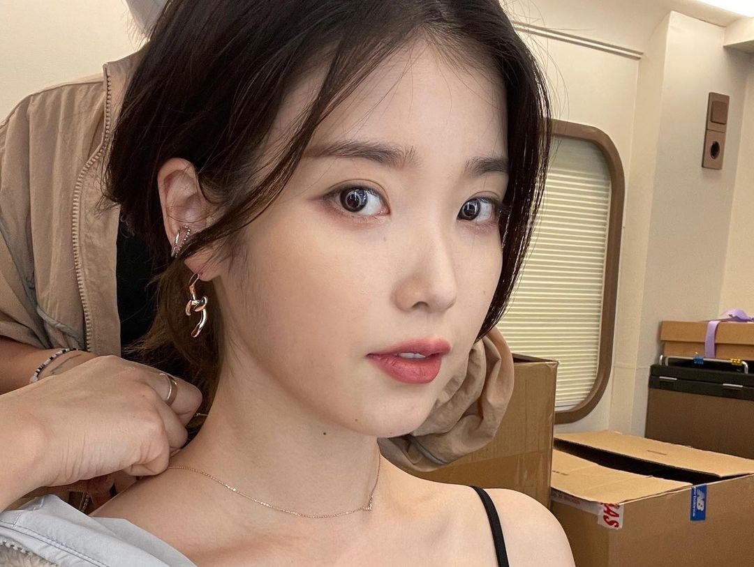 아이유, 예쁨이 일상…눈부신 백옥 피부 [리포트:컷]