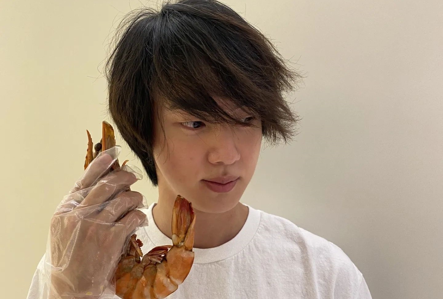 방탄소년단 진, 新따귀머리+꾸깃 흰티…일상 속 장꾸美 [리포트:컷]