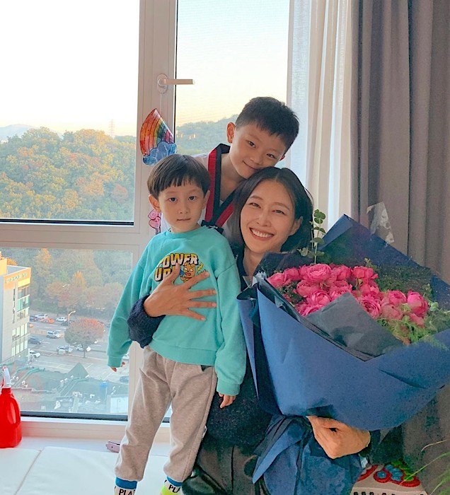 이현이♥홍성기, 결혼 10주년 럭셔리 자축...눈빛이 달달[리포트:컷]