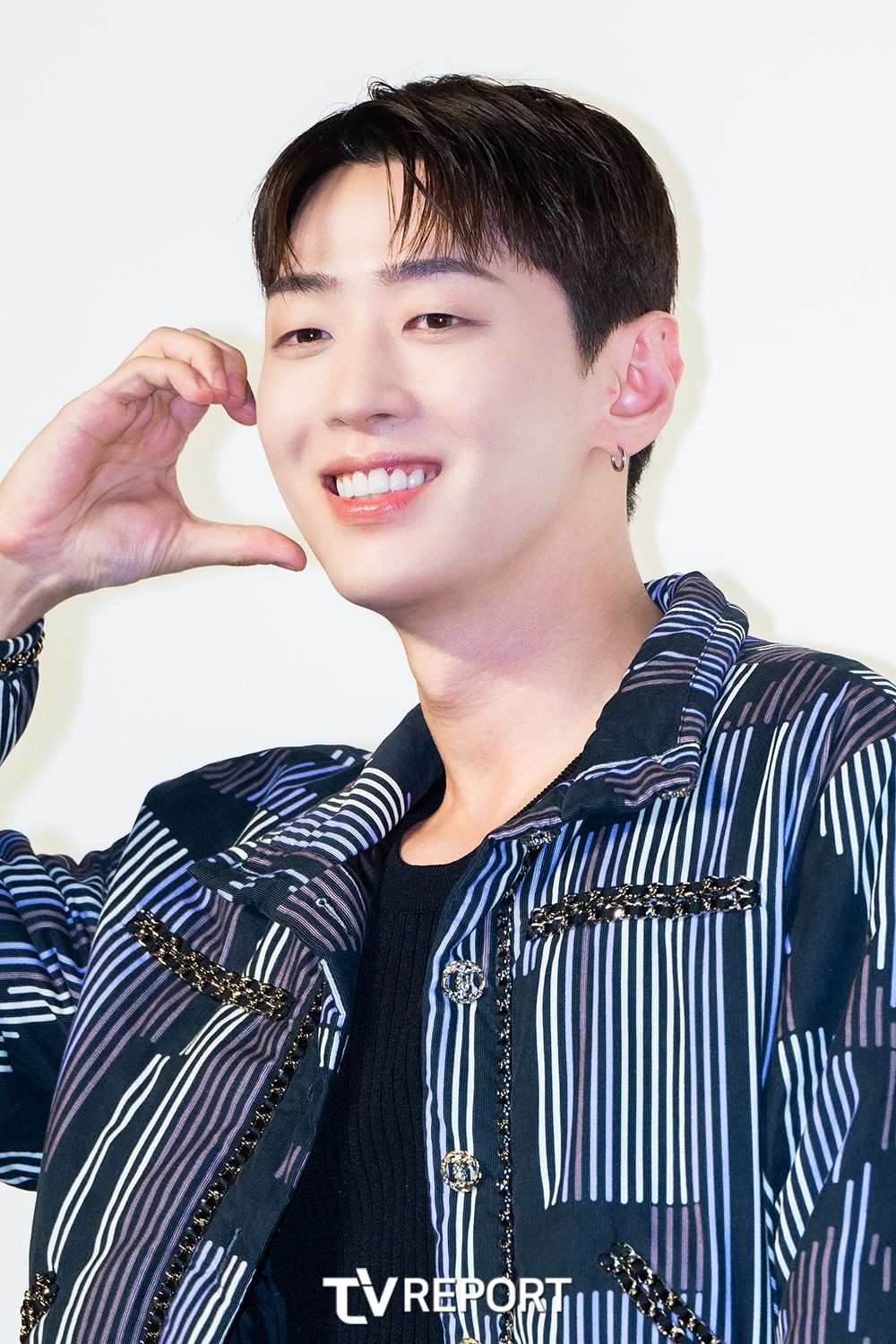 [T포토] 그레이 손하트로 애교