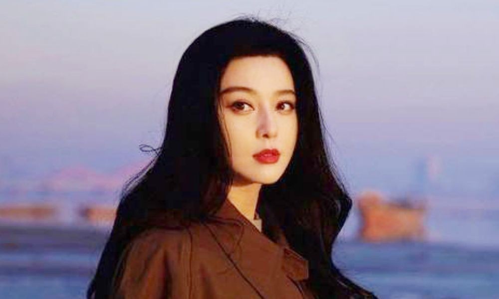 '탈세 논란' 판빙빙, 중국 활동 재개…잡지 표지 모델로 등장 [룩@글로벌]