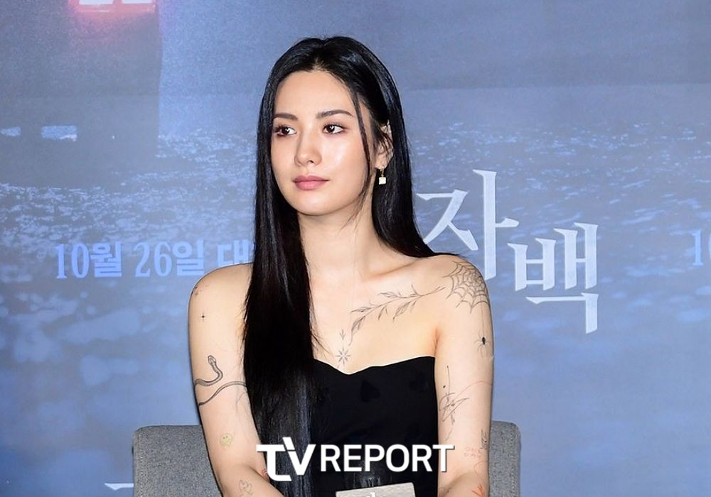 나나, 민소매+레드 립스틱 퇴폐미 발산... 섹시의 정석