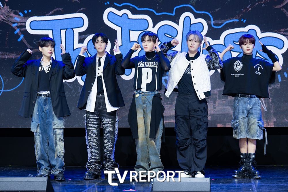 [T포토] 위아이 5인 체제 활동 준비 완료
