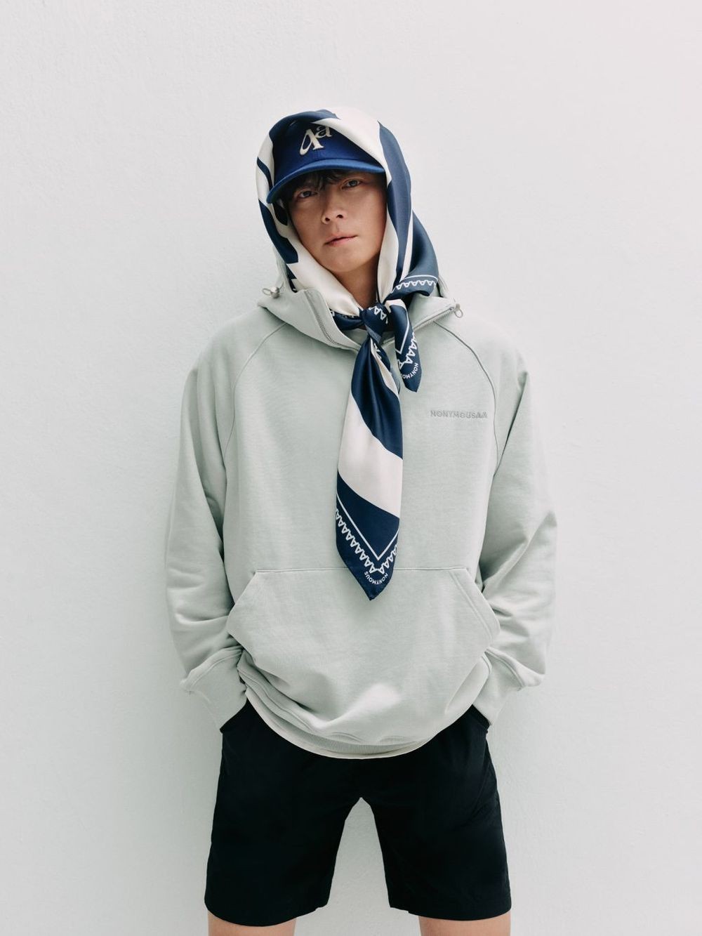 강동원, 벌써 반바지 패션...역시 패셔니스타