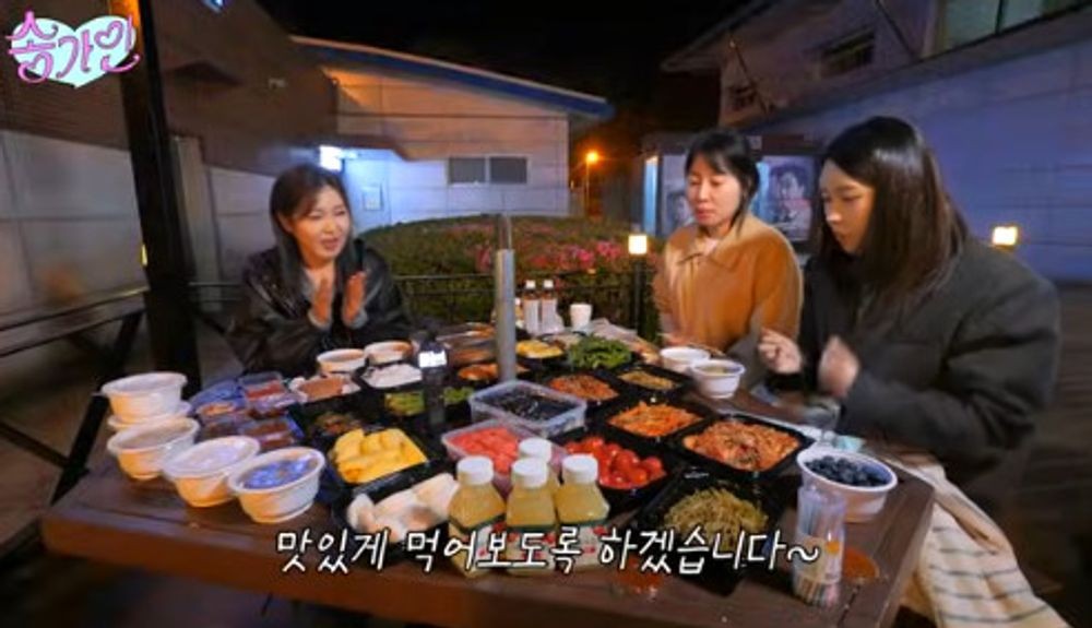 송가인, 한식뷔페 같은 조공도시락 공개 아이돌 팬도 놀라...반찬 걱정 無 [RE:뷰]