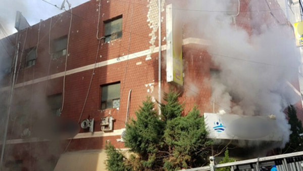 성남 수정구 3층짜리 모텔에서 불…1명 중상