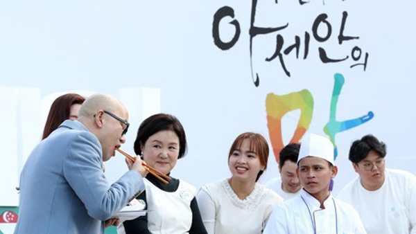 김정숙 여사, 한-아세안 푸드스트리트 참석 음식에 역사와 문화 담겨