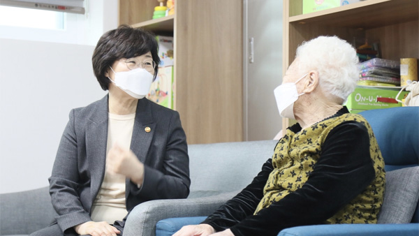 정영애 여가부 장관, 위안부 피해자 시설 나눔의 집 방문
