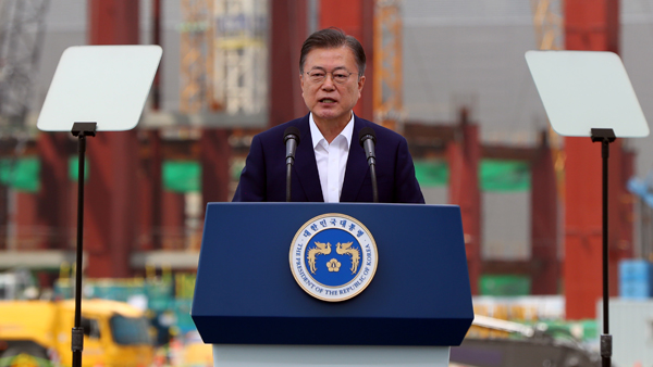 문 대통령 글로벌 반도체 경쟁 반드시 승리…2030년 종합 반도체 강국