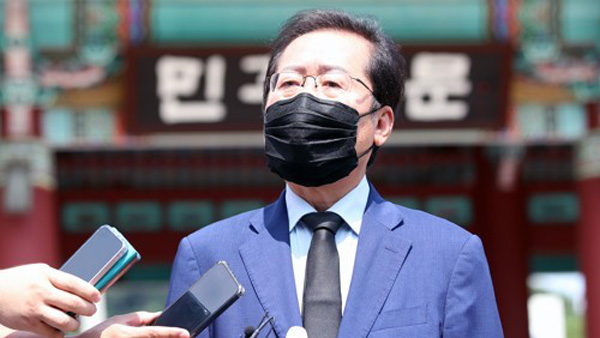 洪 벼락치기로 대통령 시보할 건가 崔 보수 걸림돌 아니었나