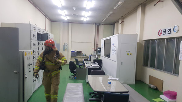 공장 변전실에서 이산화탄소 누출‥4명 사상