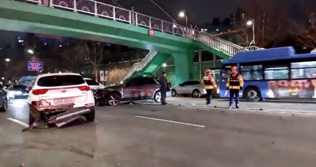 서울 행당동 무학여고 앞길서 차량 8대 쾅‥운전자 1명 부상