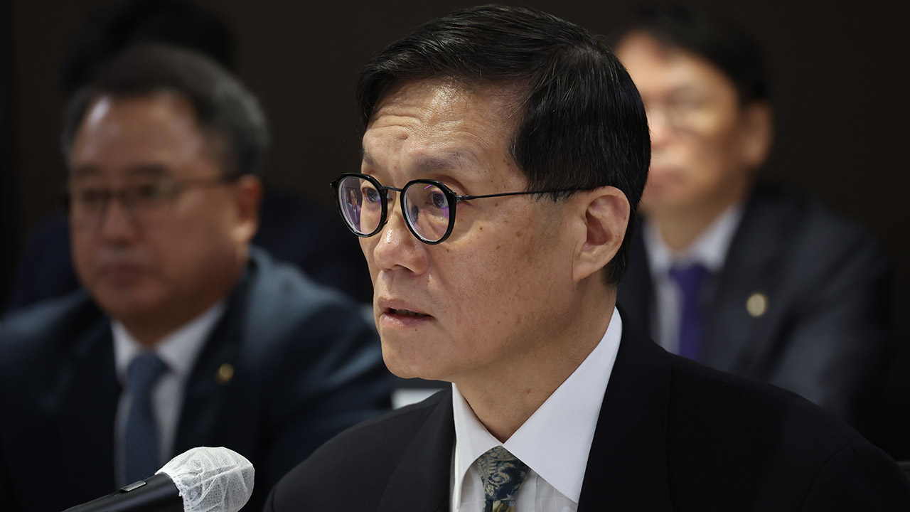 지각 금리 인하 지적에 한은 총재 시기 적절‥집값·가계대출 고려