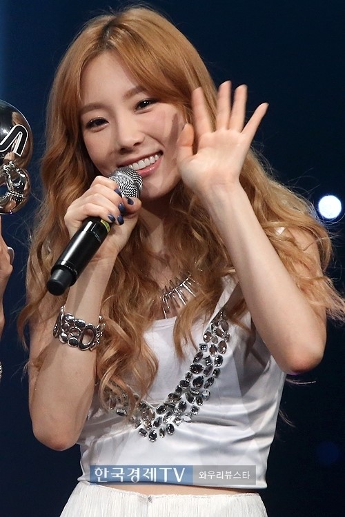 [포토]태연, 지난 주 엠카1위 트로피로 되찾은 미소!