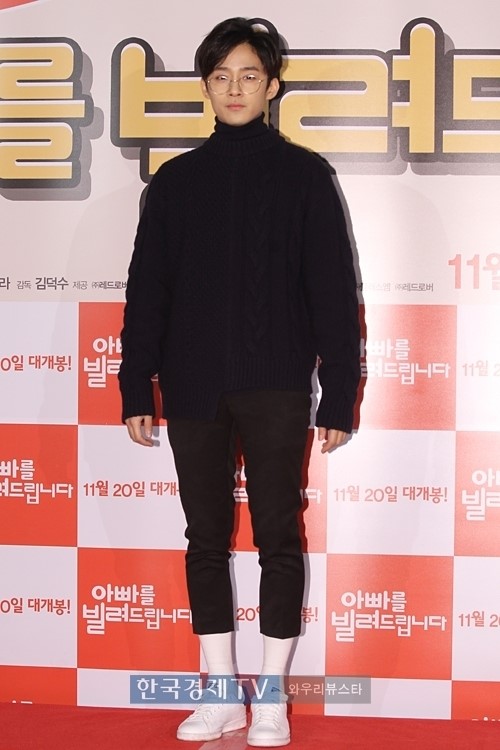 [포토] 이재진, 안경 쓴 듯 안 쓴 듯