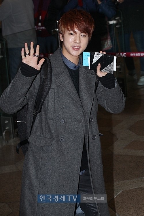 [포토] 방탄소년단 진, 팬들 마음 사로잡는 양 손인사