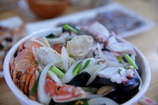[이재정기자의 보물여행] 바다가 육지라면 ‘싱싱한 돌 문어 해물라면’, 우도 맛집 우도 물꼬 해녀의집
