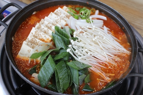 ‘충주 터줏골명가’, 전통 짜글이 맛집으로 인기