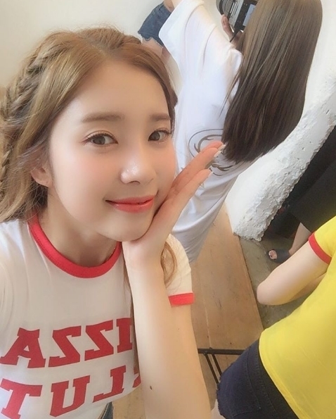 I.B.I(아이비아이) 윤채경, 양갈래+꽃받침 상큼 지수↑… 점점 예뻐져~