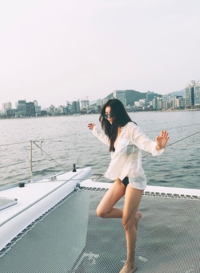 이지훈과 열애설 도회지, 선상에서 댄스타임…완벽 각선미 ‘눈길’