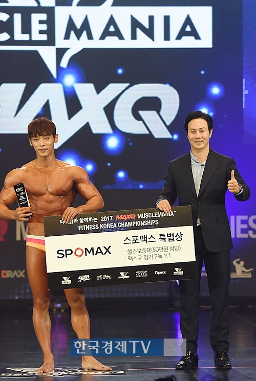 [포토]한상엽 센트리얼휘트니스 대표 머슬마니아 수상자들 축하해요