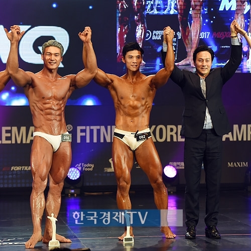 [포토]한상엽 센트리얼휘트니스 대표 머슬마니아 수상자들 축하해요