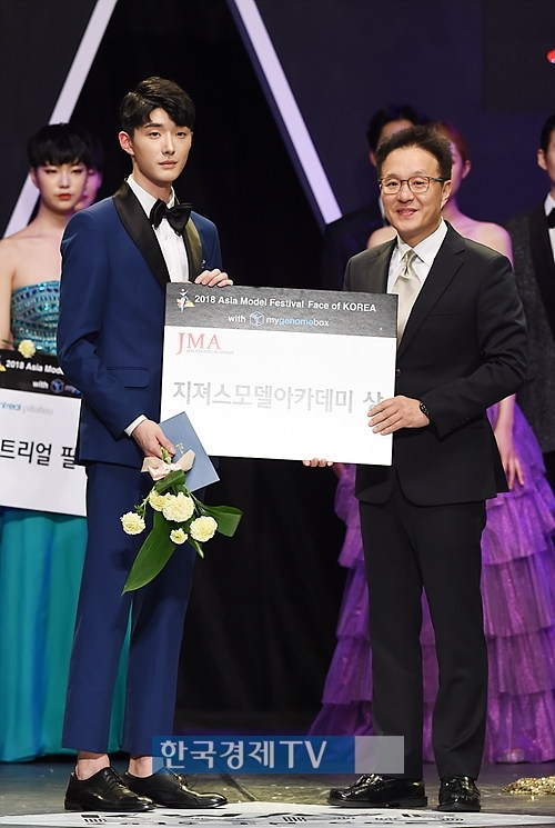 [포토]지져스모델아카데미 조상범 대표 김지후, 페이스 오브 코리아 수상 축하해요