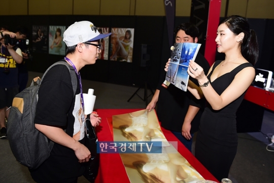 [포토]베이프 엑스포에서 미스맥심 이하니와 이벤트 한 판!
