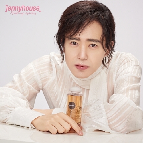 양준일, 제니하우스 코스메틱과 손잡고 샴푸부터 화장품 모델까지 섭렵