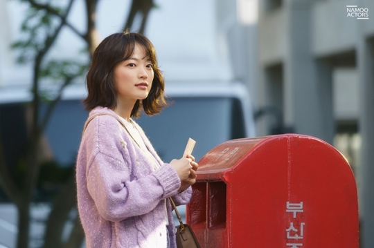 천우희, 영화 ‘비와 당신의 이야기’ 포스터 촬영 비하인드 공개…청순 비주얼과 짙은 감성의 만남