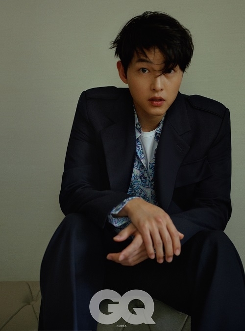 송중기, 지큐 X 디올 6월호 커버 장식... 여전한 특유의 소년미