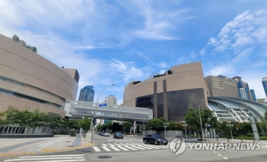 신세계 센텀 연쇄감염 확산…아이스링크 직원 1명 확진