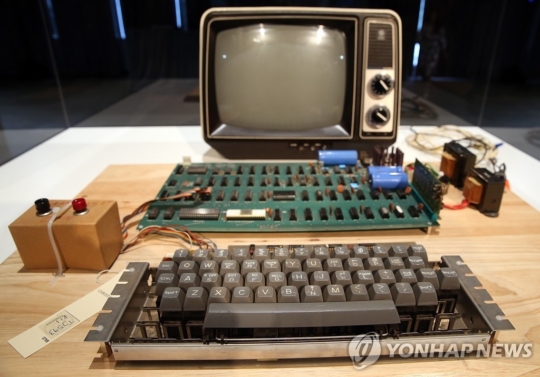 잡스 첫 작품 애플1 컴퓨터 4.7억원에 팔렸다