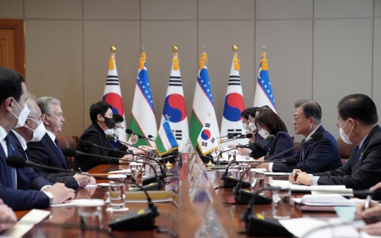 문 대통령, 우즈벡 정상회담 에너지·희소금속 협력 강화