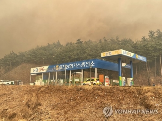 울진 산불 남하…가스충전소·주유소 위협 초긴장