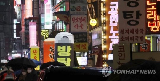 단란주점·룸살롱 매출 살아났다…거리두기 해제 영향
