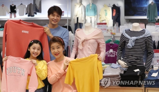 마스크 없는 봄 맞아 마트에서 옷·화장품 매출 쑥