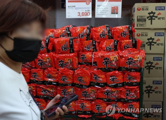 마트도 신라면 가격 내린다…내달부터 개당 50원↓
