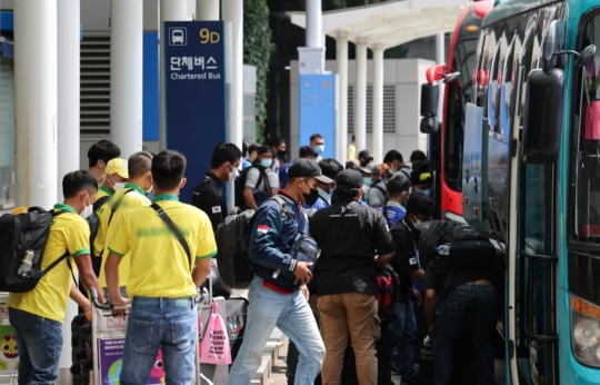 외국인 몰려오면 청년은요?…인력난의 딜레마 [전민정의 출근 중]