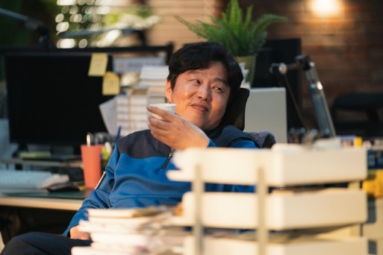 ‘한강’ 김희원, 워라밸 외치는 한강경찰 춘석 캐릭터 스틸 공개