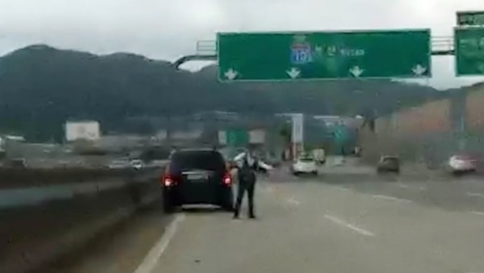 고속도로 달리다 타이어 펑…천운 만났다
