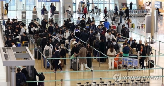 인천공항 연일 북적…여행사 방긋