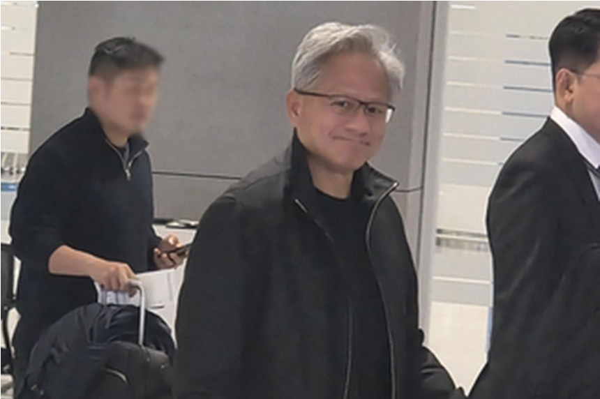 젠슨 황, 인천공항 입국…'치맥 회동' 향한다