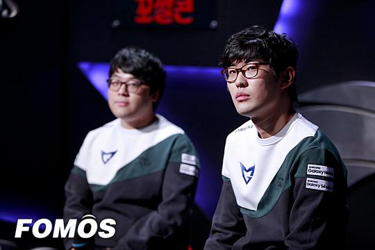 [포토]MVP로 선정되어 인터뷰 기다리는 엠비션 과 큐배