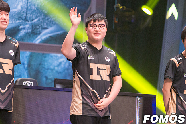 [롤드컵 포토] SKT 상대하는 RNG 우지 지안 지하오