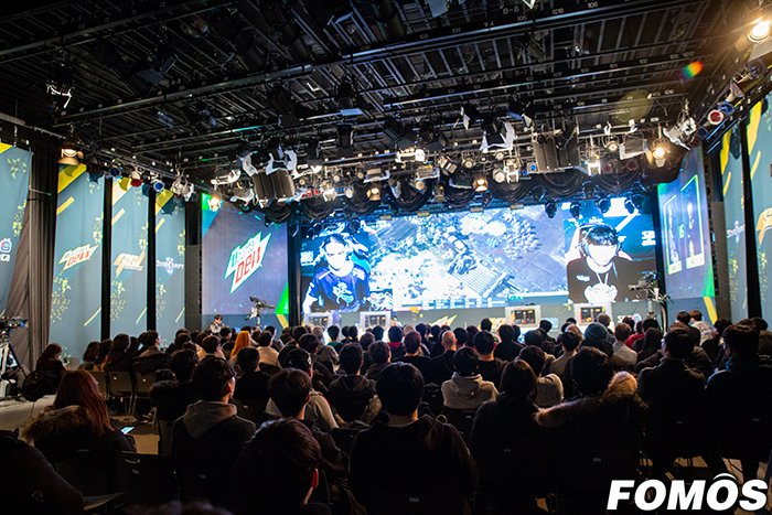 [포토] 많은 관객 앞에서 진행 중인 GSL 32강부터 열기 후끈