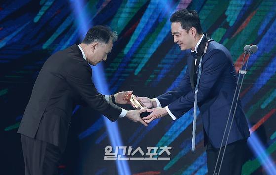[포토] 백상 TV부문 대상 트로피 수상하는 팬엔터 김희열 대표이사